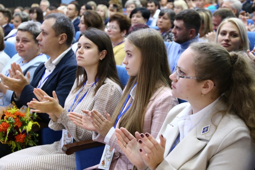 Совещание педагогов. Сотрудники обсуждают. Счастливые лица сотрудников. Августовское педагогическое совещание работников дресс-код.